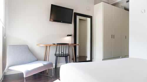 Habitación Doble Deluxe con cama supletoria del hotel Sardinero Madrid. Foto 3
