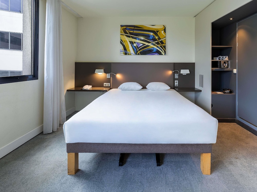 Suite Superior con 1 cama doble y 1 sofá - cama individual del hotel Novotel Suites Paris Stade De France