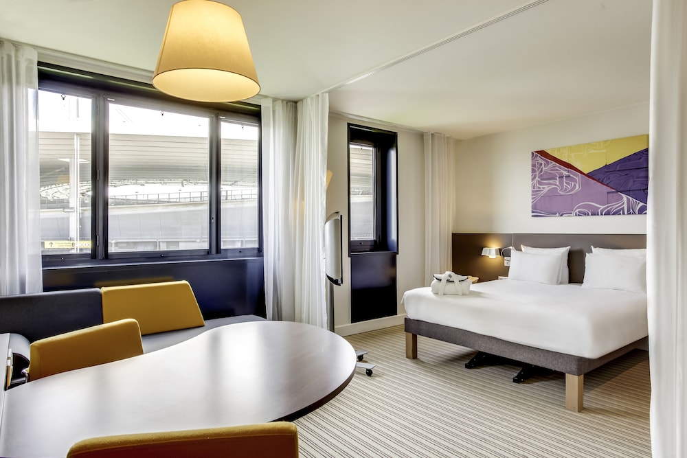 Suite Superior con 1 cama doble y 1 sofá - cama individual del hotel Novotel Suites Paris Stade De France. Foto 4