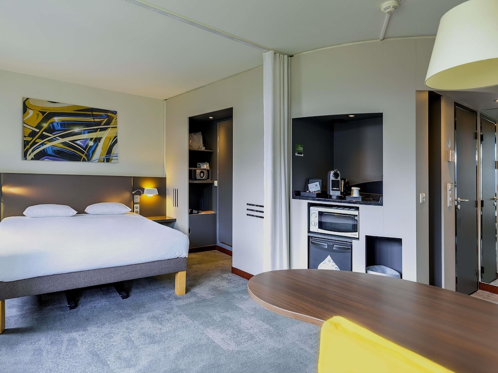 Suite Superior con 1 cama doble y 1 sofá - cama individual del hotel Novotel Suites Paris Stade De France. Foto 5