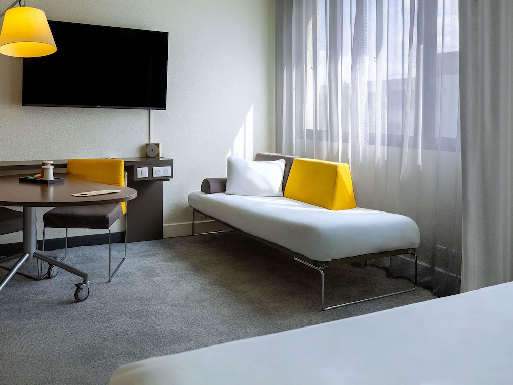 Suite Superior con 1 cama doble y 1 sofá - cama individual del hotel Novotel Suites Paris Stade De France. Foto 9