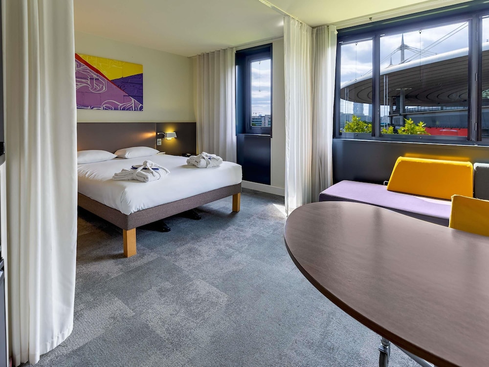 Suite Ejecutiva con 1 cama doble y 1 sofá - cama individual del hotel Novotel Suites Paris Stade De France