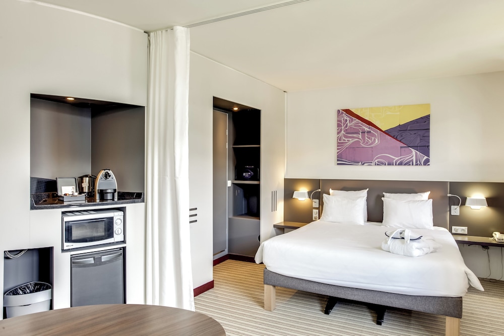 Suite Ejecutiva con 1 cama doble y 1 sofá - cama individual del hotel Novotel Suites Paris Stade De France. Foto 1