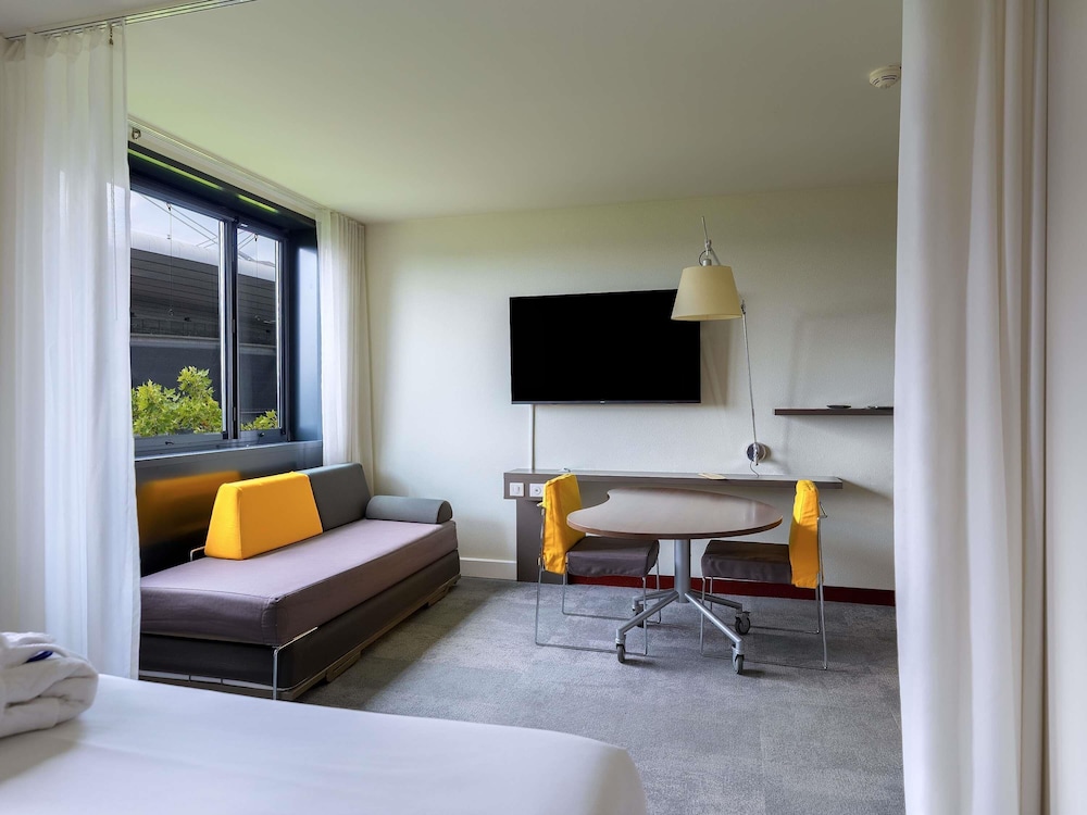 Suite Ejecutiva con 1 cama doble y 1 sofá - cama individual del hotel Novotel Suites Paris Stade De France. Foto 4