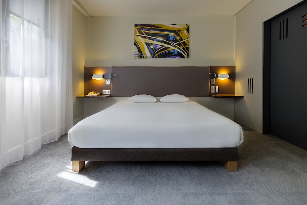 Habitación estándar accesible con 1 cama doble y 1 sofá - cama del hotel Novotel Suites Paris Stade De France. Foto 1