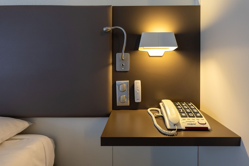 Habitación estándar accesible con 1 cama doble y 1 sofá - cama del hotel Novotel Suites Paris Stade De France. Foto 2