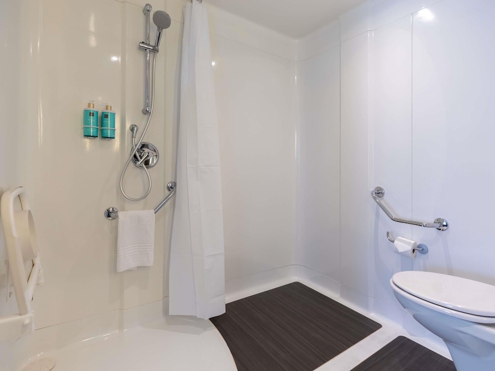 Habitación estándar accesible con 1 cama doble y 1 sofá - cama del hotel Novotel Suites Paris Stade De France. Foto 3