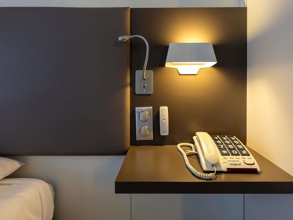 Habitación estándar accesible con 1 cama doble y 1 sofá - cama del hotel Novotel Suites Paris Stade De France. Foto 4