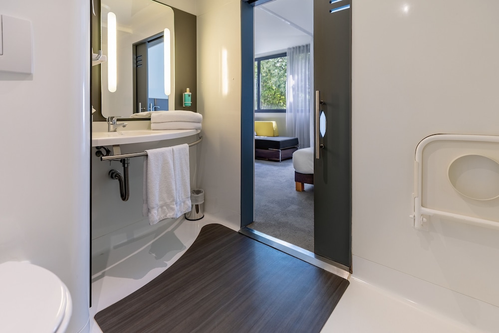Habitación estándar accesible con 1 cama doble y 1 sofá - cama del hotel Novotel Suites Paris Stade De France. Foto 5