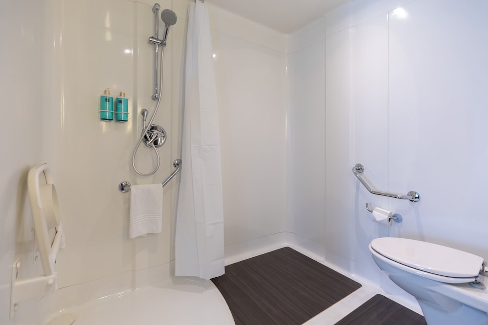 Habitación estándar accesible con 1 cama doble y 1 sofá - cama del hotel Novotel Suites Paris Stade De France. Foto 6