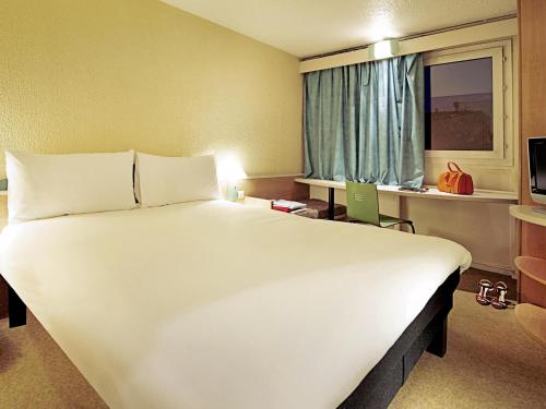 Habitación Doble del hotel Ibis Lleida. Foto 2