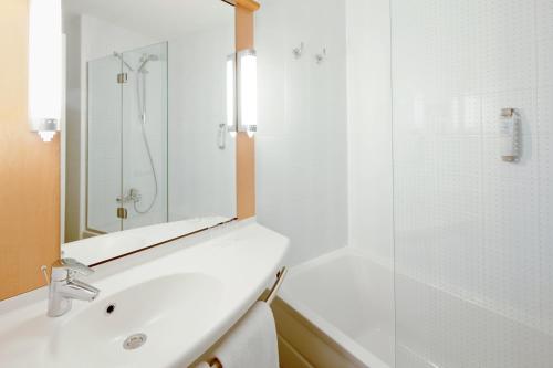 Habitación Doble Estándar del hotel Ibis Lleida. Foto 13