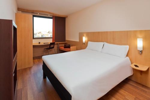 Habitación Doble del hotel Ibis Lleida. Foto 6