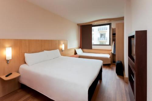 Habitación Doble Estándar - 2 camas del hotel Ibis Lleida. Foto 6