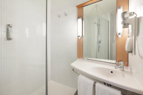 Habitación Doble Estándar - 2 camas del hotel Ibis Lleida. Foto 8