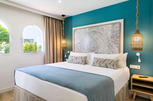 Habitación Familiar Deluxe con jardín del hotel Occidental Torremolinos Playa. Foto 4