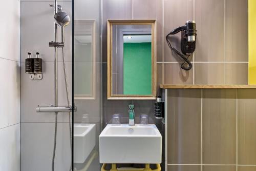 Habitación Triple del hotel Josephine By Happyculture. Foto 1