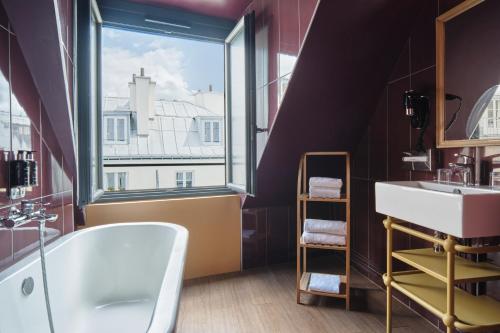 Suite con terraza del hotel Josephine By Happyculture. Foto 1
