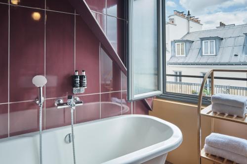 Suite con terraza del hotel Josephine By Happyculture. Foto 4