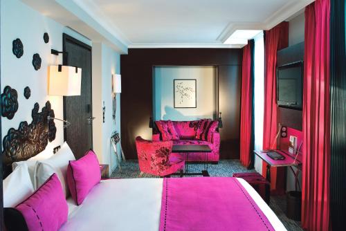 Suite Junior Triple del hotel Les Jardins De La Villa Hotel. Foto 3