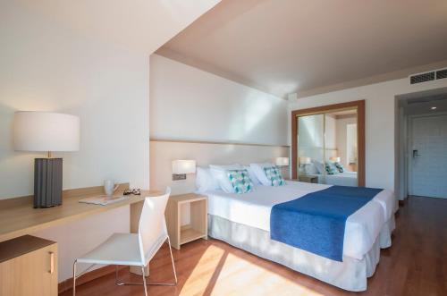 Habitación Doble con vistas al mar del hotel Costa Málaga by Pierre & Vacances. Foto 3