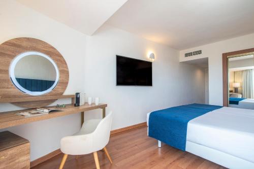 Alojamiento Superior con vistas al mar del hotel Costa Málaga by Pierre & Vacances. Foto 7