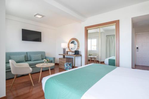 Suite Junior con vistas al mar del hotel Costa Málaga by Pierre & Vacances. Foto 11