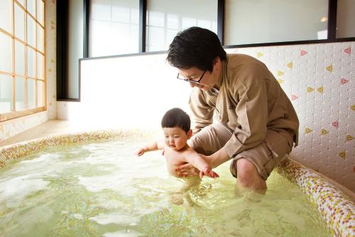 Suite Junior con jacuzzi - No fumadores del hotel Honjin Hiranoya Kachoan. Foto 4