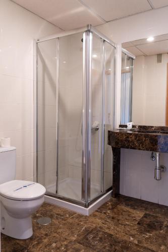 Habitación Cuádruple con balcón del hotel Santa Rosa. Foto 1