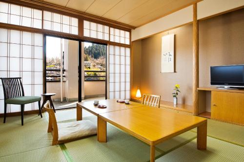 Habitación Estándar de estilo japonés con vistas al río del hotel Honjin Hiranoya Kofukan. Foto 1