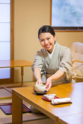 Habitación Estándar de estilo japonés con vistas al río del hotel Honjin Hiranoya Kofukan. Foto 5