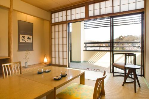 Habitación Estándar de estilo japonés con vistas al río del hotel Honjin Hiranoya Kofukan. Foto 6