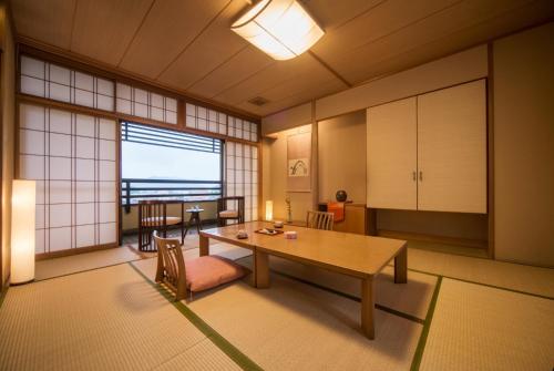 Habitación Estándar de estilo japonés con vistas a la ciudad del hotel Honjin Hiranoya Kofukan. Foto 2