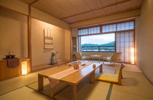 Habitación Superior de estilo japonés con vistas al río del hotel Honjin Hiranoya Kofukan. Foto 4