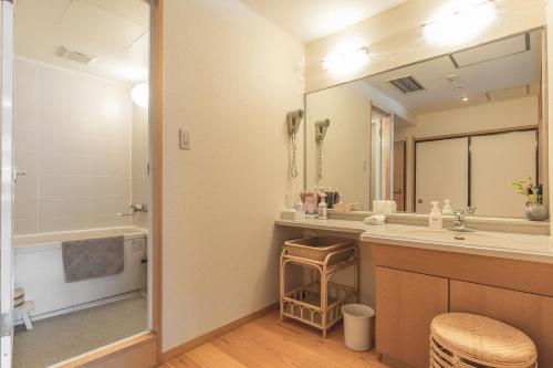 Habitación Superior de estilo japonés con vistas al río del hotel Honjin Hiranoya Kofukan. Foto 5