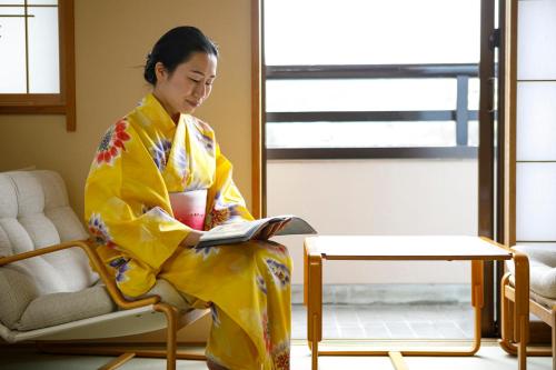 Habitación Superior de estilo japonés con vistas al río del hotel Honjin Hiranoya Kofukan. Foto 12
