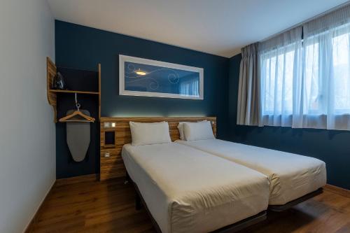 Habitación Doble adaptada para personas con discapacidad - 1 o 2 camas del hotel Travelodge Barcelona Poblenou. Foto 1