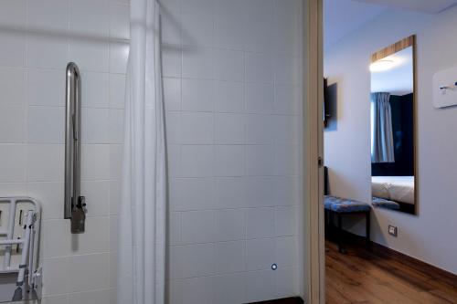 Habitación Doble adaptada para personas con discapacidad - 1 o 2 camas del hotel Travelodge Barcelona Poblenou. Foto 9