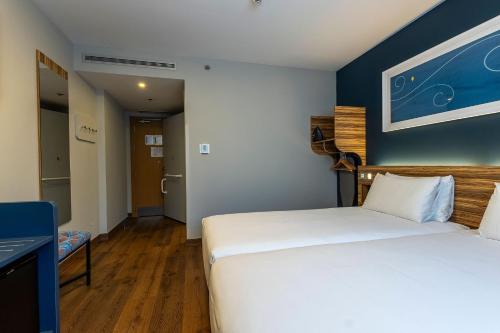 Habitación Doble - 2 camas del hotel Travelodge Barcelona Poblenou. Foto 11