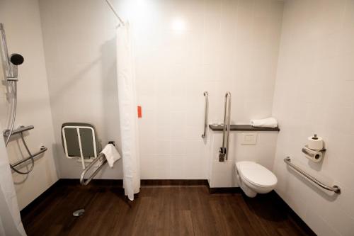 Habitación Doble adaptada para personas con discapacidad - 1 o 2 camas del hotel Travelodge Madrid Metropolitano. Foto 4