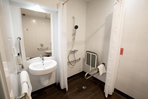 Habitación Doble adaptada para personas con discapacidad - 1 o 2 camas del hotel Travelodge Madrid Metropolitano. Foto 5