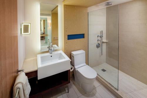 Alojamiento Prémium con cama extragrande y vistas al interior del hotel Allegria Hotel