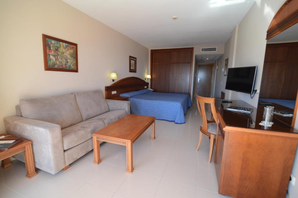 Habitación triple del hotel Bahia Tropical. Foto 2