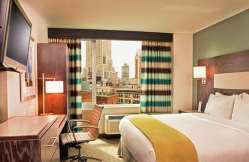 Habitación con cama extragrande y ducha a ras de suelo - para no fumadores del hotel Holiday Inn Express Manhattan Times Square South