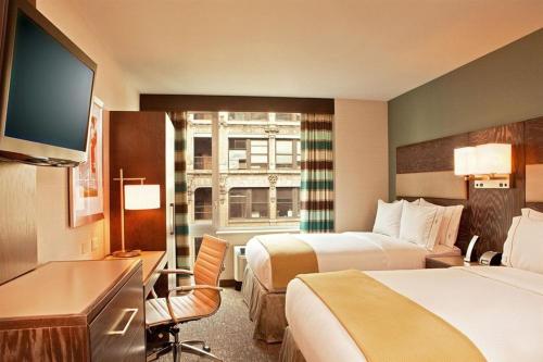 Habitación Doble Estándar - 2 camas dobles - Adaptada para personas con problemas de comunicación del hotel Holiday Inn Express Manhattan Times Square South