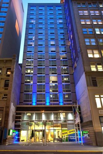 Habitación Doble con cama grande con vistas a la ciudad del hotel Holiday Inn Express Manhattan Times Square South. Foto 1