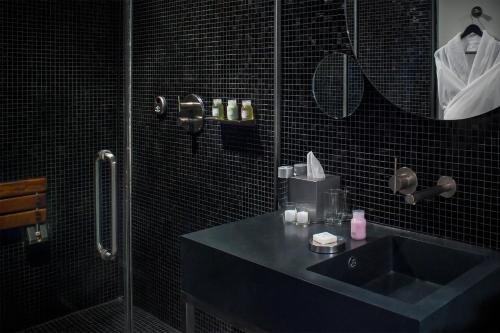 Habitación con cama extragrande, bañera y balcón - Planta superior del hotel Hotel on Rivington