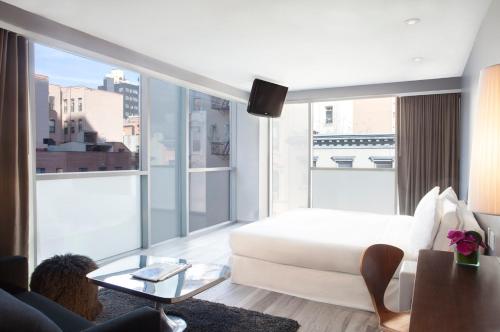 Habitación con cama extragrande, bañera y balcón - Planta superior del hotel Hotel on Rivington. Foto 2