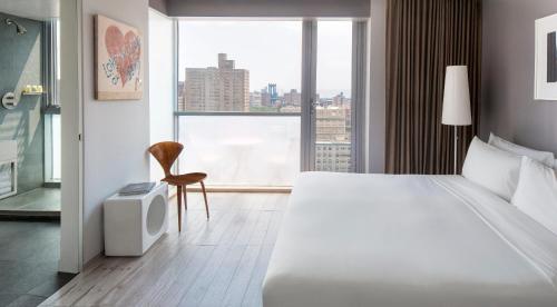 Habitación con cama extragrande, bañera y balcón - Planta superior del hotel Hotel on Rivington. Foto 3