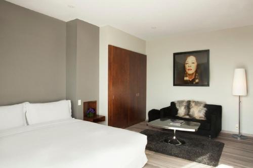 Habitación con cama extragrande, bañera y balcón - Planta superior del hotel Hotel on Rivington. Foto 4